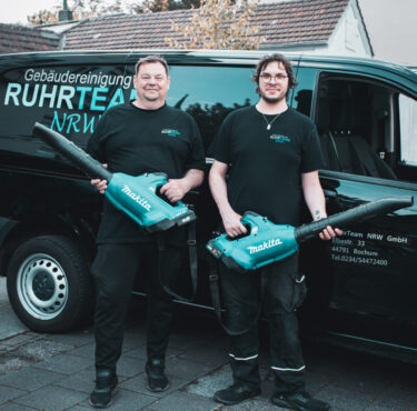 Ein Hausmeister führt Reparaturarbeiten an einem Wohngebäude in Bochum durch, um die Immobilie in einem gepflegten Zustand zu halten.